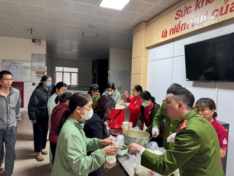 CHƯƠNG TRÌNH PHÁT CHÁO BỮA SÁNG YÊU THƯƠNG - ẤM ÁP NGHĨA TÌNH CÔNG AN PHƯỜNG HOÀNH BỒ