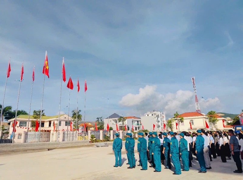 PHƯỜNG HOÀNH BỒ TỔ CHỨC BUỔI CHÀO CỜ ĐẦU TUẦN ĐẦU TIÊN SAU KHI THỰC HIỆN MÔ HÌNH HÀNH CHÍNH 2 CẤP