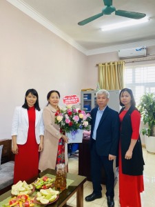 Lãnh đạo phường Hoành Bồ tặng hoa chúc mừng các trường học và cơ sở giáo dục nhân dịp kỷ niệm 41 năm Ngày nhà giáo Việt Nam
