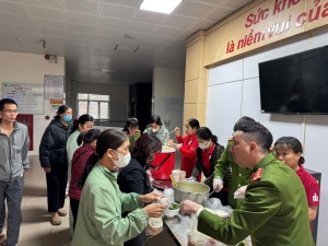 CHƯƠNG TRÌNH PHÁT CHÁO BỮA SÁNG YÊU THƯƠNG - ẤM ÁP NGHĨA TÌNH CÔNG AN PHƯỜNG HOÀNH BỒ