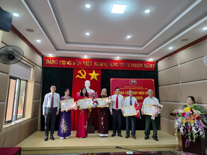 PHƯỜNG HOÀNH BỒ LONG TRỌNG TỔ CHỨC LỄ TRAO TẶNG HUY HIỆU ĐẢNG ĐỢT 19/5/2025