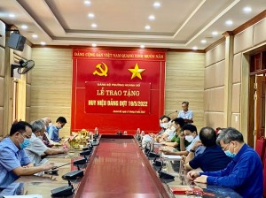 ĐẢNG BỘ PHƯỜNG HOÀNH BỒ TỔ CHỨC LỄ TRAO TẶNG HUY HIỆU ĐẢNG ĐỢT 19.5.2022.